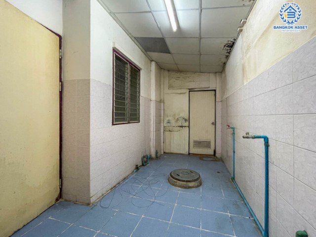 *****ทาวน์เฮ้าส์มือสองย่านนนทบุรี ม.ลุมพินี บางบัวทอง หลังมุม! เนื้อที่เยอะถึง 33.5 ตร.ว. ฟังก์ชัน 2 ห้องนอน 2 ห้องน้ำ 1 ที่จอดรถ แถมฟรี! 1 เครื่องปรับอากาศ บนทำเลเดินทางสะดวก เพียง 7 นาทีก็ถึงรถไฟฟ้าสายสีม่วง "สถานีคลองบางไผ่" ใกล้เซ็นทรัลเวสต์เกต ทางด่วน "ศรีรัช"